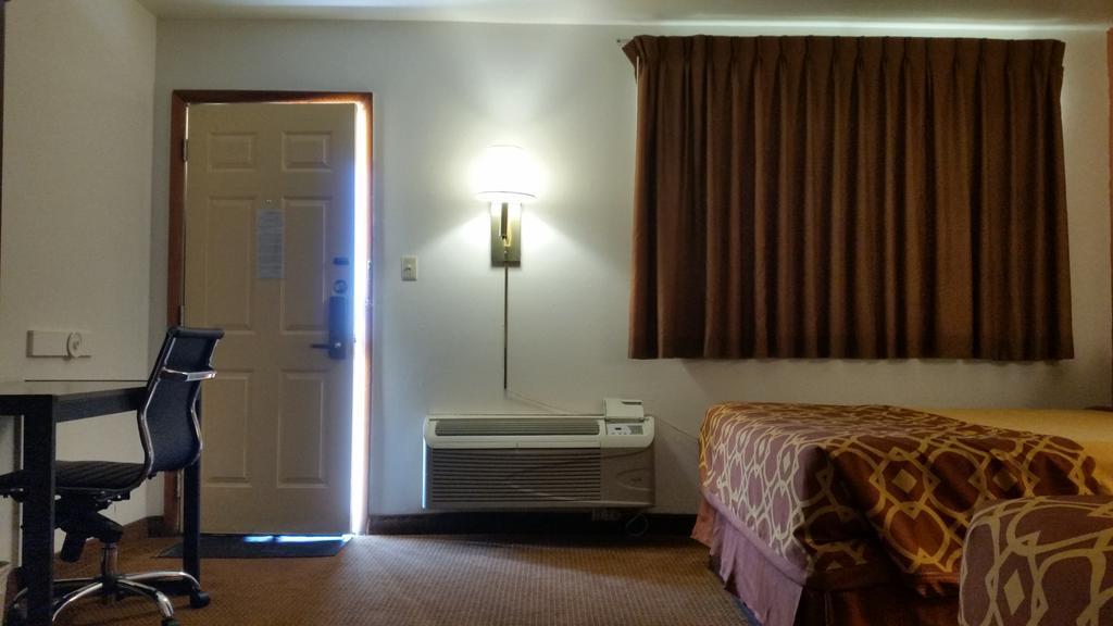 American Inn Of ليبرال المظهر الخارجي الصورة