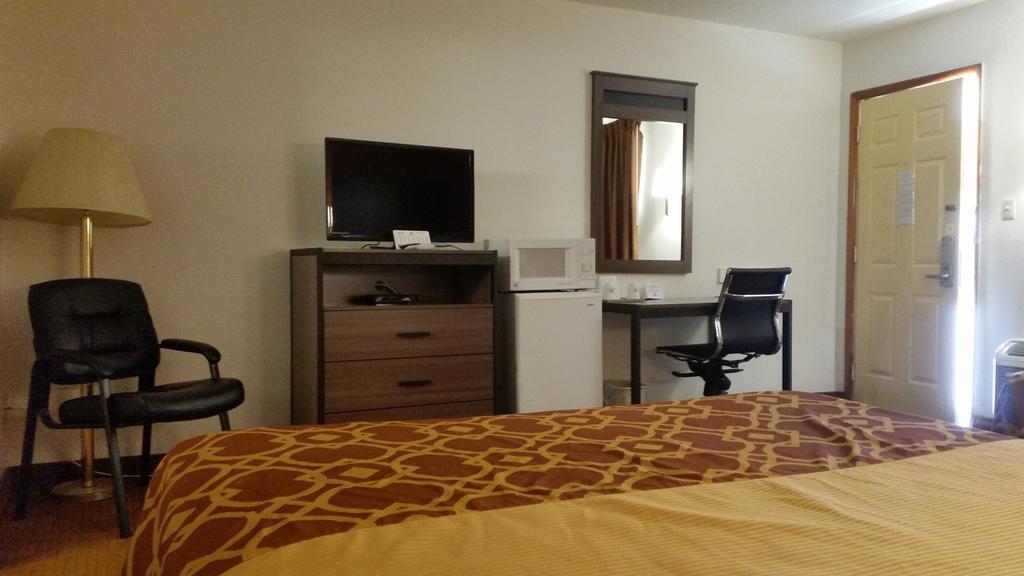 American Inn Of ليبرال المظهر الخارجي الصورة